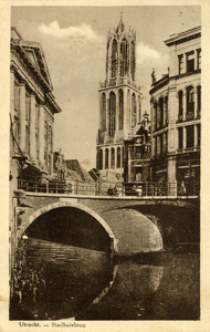 600259 Gezicht op de Stadhuisbrug te Utrecht met op de achtergrond de Domtoren.